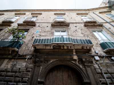 Nei due piani superiori si apre invece una serie parallela di finestroni architravati con piccoli balconi sorretti da mensole